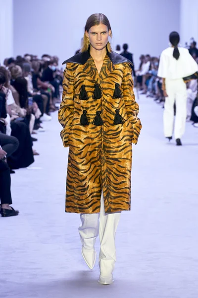 Look 18